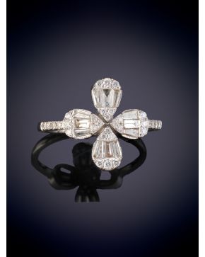 24-FINA SORTIJA FLOR DE DIAMANTES EN BAGUETTE. Montura en oro blanco 18k.
