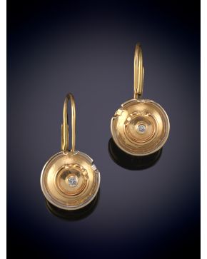 25-ANTIGUOS PENDIENTES CIRCULARES CON CAIDA. Montura en oro amarillo 18k.