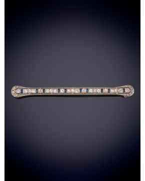 27-ANTIGUO ALFILER DE DIAMANTE TALLA ANTIGUA CON ZAFIROS. Montura en oro amarillo 18k.