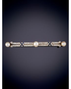 28-BROCHE SXX EN BARRA CON PERLAS NATURALES, ZAFIROS CALIBRADOS Y BRILLANTES. Montura en oro amarillo 18k.