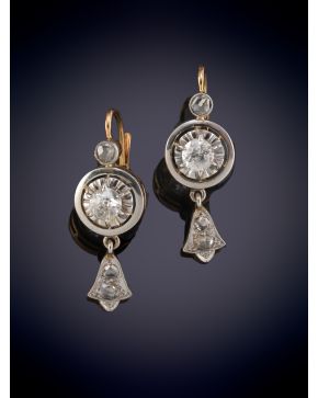 29-ANTIGUOS PENDIENTES S XX CON CAIDA DE DIAMANTES TALLA ANTIGUA Y TALLA ROSA. Montura en oro amarillo 18k.