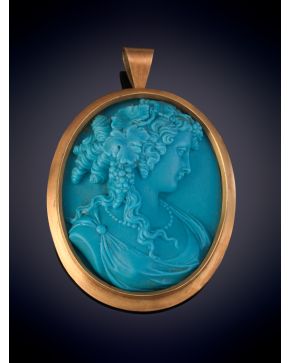 31-Camafeo de dama clásica de perfil en color turquesa. Con marco en oro. Medidas: 5,5 x 4 cm. 