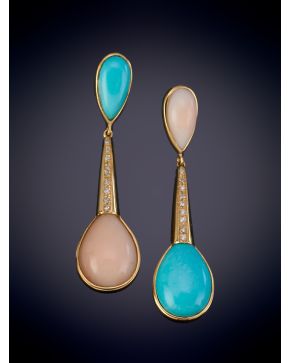 32-PENDIENTES LARGOS DE CORAL PIL DE ÁNGEL Y TURQUESAS CON HILERA DE BRILLANTES. Montura en oro amarillo 18k.
