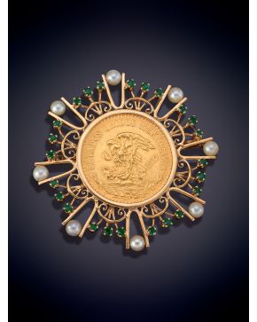 35-GRAN BROCHE CON UNA MONEDA DE 20 PESOS MEXICANOS CON MARCO DE PERLAS CULTIVADAS SOBRE UNA MONTURA DE ORO AMARILLO DE 