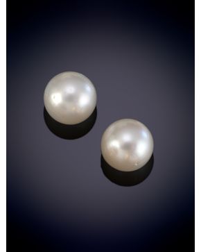 37-PENDIENTES DE PERLAS AUSTRALIANAS DE 11mm. Montura de oro amarillo de 18k. 