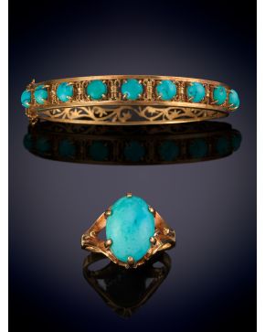 38-CONJUNTO AÑOS 50 DE PULSERA RÍGIDA Y SORTIJA EN CABUJONES DE TURQUESAS. Montura en oro amarillo 18k.