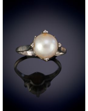 39-FINA SORTIJA CON PERLA CULTIVADA. Montura en oro blanco 18k.