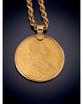 4-COLGANTE DE MONEDA CON CORDÓN EN ORO AMARILLO 18K.
