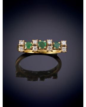 40-FINA SORTIJA CON HILERA DE BRILLANTES Y ESMERALDAS. Montura en oro amarillo 18k.