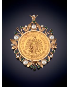 41-GRAN BROCHE CON UNA MONEDA DE 50 PESOS MEXICANOS SOBRE UNA CORONA DE PERLAS CULTIVADAS EN ORO AMARILLO DE 18K. 