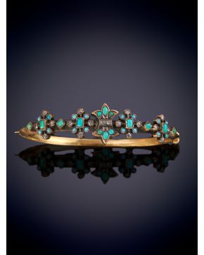 42-ANTIGUA PULSERA RÍGIDA CON DIAMANTES TALLA ROSA Y TURQUESAS. Montura en oro amarillo 18k y frente de plata.