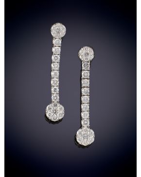 45-BELLOS PENDIENTES LARGOS EN HILERA DE BRILLANTES TERMINADO EN ROSETÓN DE BRILLANTES. Montura en oro blanco de 18k.