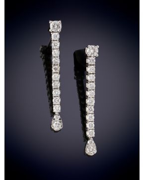 46-ELEGANTES PENDIENTES LARGOS EN HILERA DE BRILLANTES. Montura en oro blanco de 18k.