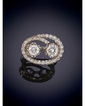 47-ANTIGUA SORTIJA AÑOS 30 DE BRILLANTES EN HILERA CIRCULAR CON DOS BRILLANTES CENTRALES. Montura en oro blanco 18k