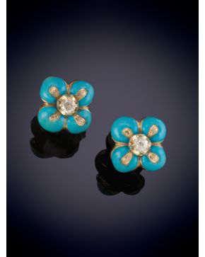 48-PENDIENTES ANTIGUOS EN FLOR EN ESMALTE AZUL CON DIAMANTE CENTRAL TALLA ANTIGUA. Montura en oro amarillo 18k.