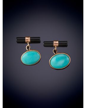 49-GEMELOS CON TURQUESA TALLA CABUJÓN OVAL Y ONIX. Montura en oro de 9k.