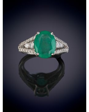 5-ELAGANTE SORTIJA CON ESMERALDA DE BONITO COLOR FLANQUEADA POR BRILLANTES. Montura en oro blanco de 18k.