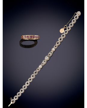 50-LOTE DE DOS PIEZAS ANTIGUAS, formado por pulsera de pedida en oro amarillo y frente de oro blanco 18k y alianza sinfí