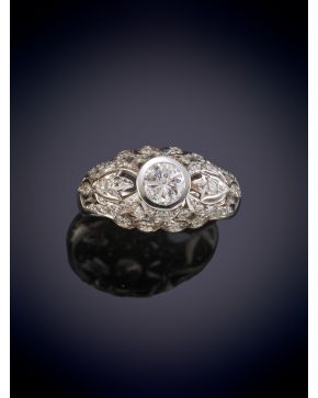 51-BELLA SORTIJA ESTILO ANTIGUO CON BRILLANTE CENTRAL DE 0.25ct aprox. DISEÑO VEGETAL CON CALADO DE BRILLANTES. Montura