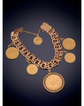 55-GRAN PULSERA DE ESLABÓN BARBADO CON 5 MONEDAS Y UNA MEDALLA SOBRE UNA MONTURA DE ORO AMARILLO DE 18K. 