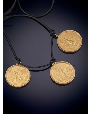 56-CORDON EN CUERO DEL QUE PENDEN TRES MONEDAS, CADA UNA 50 PESOS MEXICANOS, CON GRAN MARCO EN ORO AMARILLO DE 18K. 