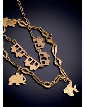 57-LOTE FORMADO POR ORIGINAL GARGANTILLA DE TRANVIAS Y DOS PULSERAS EN ORO AMARILLO DE 18K.