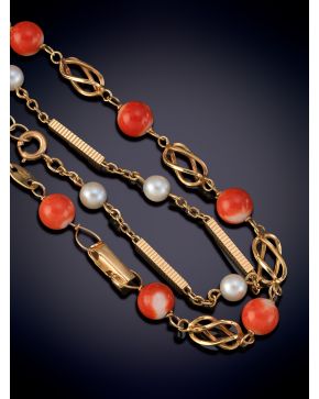 59-LOTE FORMADO POR DOS PULSERAS, UNA EN CUENTAS DE CORAL, OTRA EN BARRA Y PERLAS. Montura en oro amarillo 18k.