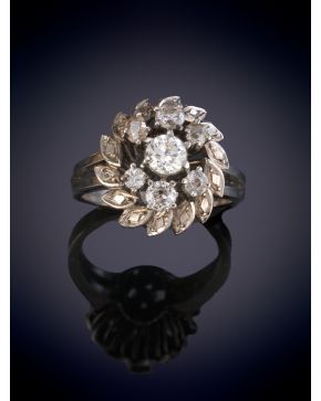 6-SORTIJA ANTIGUA AÑOS 40 CON BRILLANTE CENTRAL CON ORLADO DE DIAMANTE TALLA ANTIGUA. Montura en oro blanco de 18k