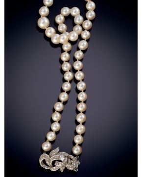 61-COLLAR UN HILO DE PERLAS CULTIVADAS CON BELLO BROCHE AÑOS 60 DE BRILLANTES, SOBRE UNA MONTURA DE ORO BLANCO 18K.