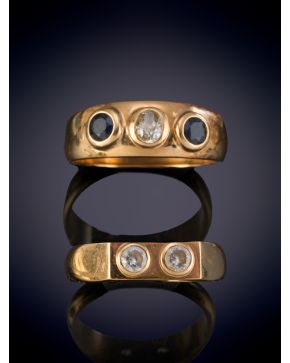 7-Dos sortijas para caballero. Montura en oro amarillo lisa de 18k con simil de brillantes y zafiros naturales.