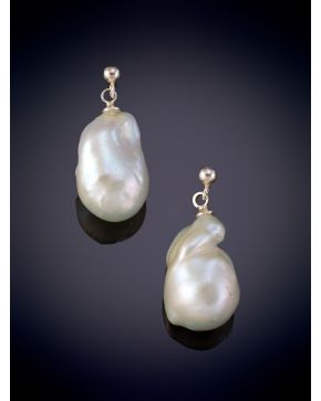 9-ELEGANTES PENDIENTES CON CAIDA DE PERLA BARROCA CULTIVADA DE AGUA DULCE. Montura en plata de 925. 