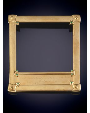 906-ELEGANTE MARCO EN ORO AMARILLO 18K. Conmemorativo forma cuadrangular, con las esquinas decoradas con pequeños cabujo