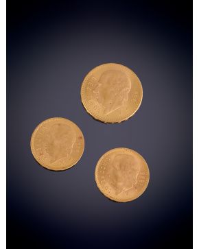 907-LOTE FORMADO POR TRES MONEDAS: DOS DE 5 PESOS MEXICANOS Y UNA MONEDA DE 10 PESOS MEXICANOS EN ORO AMARILLO DE 22K. 
