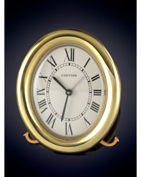 911-Tres relojes de mesilla. Cartier, Dunhill y un reloj suizo. Chapados en oro.