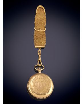 917-Reloj de bolsillo Saboneta en oro amarillo 18k, tapas grabadas con leontina en malla de oro. Esfera en esmalte blanc