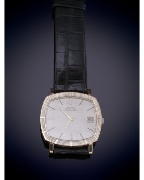 926-“PIAGET VINTAGE” RELOJ PULSERA PARA CABALLERO. ORO BLANCO 18K CAJA CUADRADA CON BORDES REDONDEADOS Y DECORACIÓN GUIL