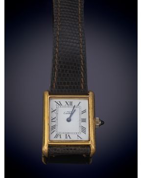 930-MUST DE CARTIER" RELOJ DE PULSERA CON CAJA ELECTRPLATED. Esfera con numeración romana en negro al igual que las aguj