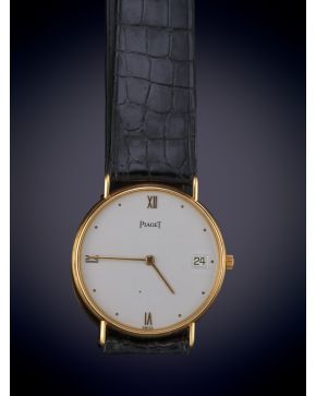 932-“PIAGET” RELOJ DE CABALLERO EN ORO AMARILLO 18K. ESFERA BLANCA MINIMALISTA. VENTANA DE FECHA A LAS 3. AGUJAS FINAS T