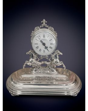 938 A-Reloj de sobremesa en plata punzonada española y firmada de Pedro Durán. Pareja de caballos sobre pedestal con un 