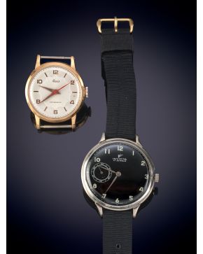 944-LOTE DE DOS RELOJES UNO INVICTA " RELOJ DE PULSERA AÑOS 40-50 Esfera negra con numeración arábios luminiscentes.