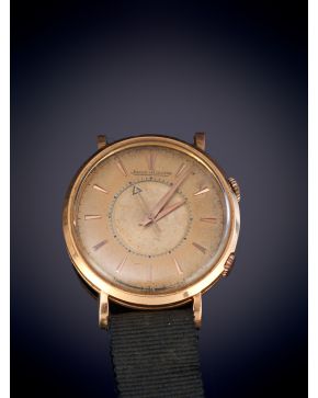 945-JAEGER LE COULTRE MODELO MEMOVOX. RELOJ DE PULSERA, AÑOS 50-60. CAJA EN ORO AMARILLO DE 18K. MOVIMIENTO AUTOMÁTICO. 
