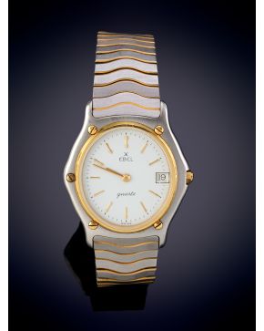 947-“EBEL CLASSIC WAVE” RELOJ DE CABALLERO CAJA DE ACERO CON BISEL DORADO ATORNILLADO. Esfera blanca con índices aplicad