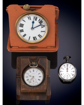 950-LOTE DE TRES RELOJES COMPUESTO POR: LONGINES" ANTIGUO RELOJ DE MESA EN SU ESTUCHE ORIGINAL. RELOJ DE VIAJE E