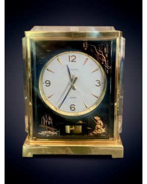 950 A-Reloj Atmos Marina Jaeger Lecoultre" de sobremesa en metal dorado y metacrilato con escenas chinescas. Esfera 