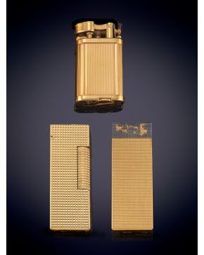 951-LOTE DE DOS MECHEROS, CARTIER Y DUHILL EN ORO LAMINADO