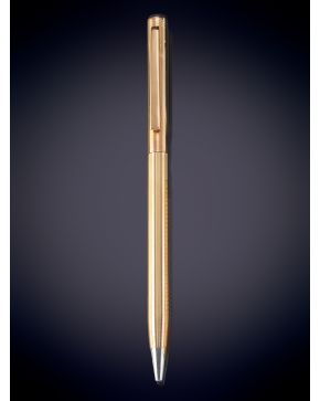 952-LOTE FORMADO POR ENCENDEDOR Y BOLIGRAFO LAMINADO EN ORO, En su estuche, 