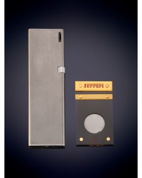 952 A-PORSCHE Mechero y FERRARI cortapuros. En sus estuches originales.