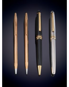 953 A-MONTBLANC-MEISTERSTUCK. Pareja de boligafos en oro y laca negra, y en plata y oro.