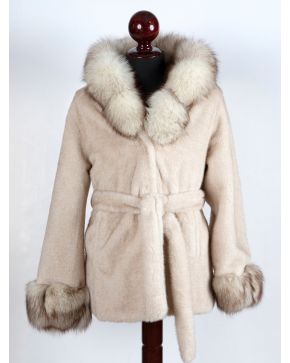 954-CHAQUETÓN ALCANTARA CON CAPUCHA Y ZORRO.