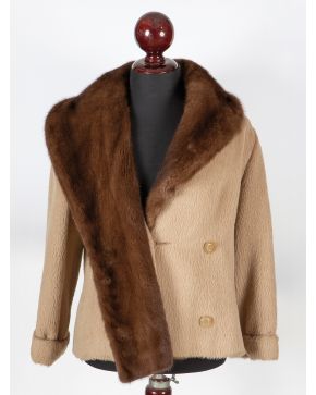 956-CHAQUETA CORTA EN COLOR BEIS CON SOLAPA Y CUELLO EN VISÓN .